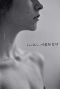 黑白光影中的女性侧脸轮廓