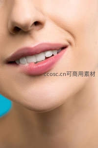 微笑露齿，清新自然的唇部特写