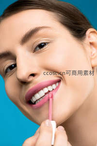 专注涂抹唇釉，打造精致妆容瞬间