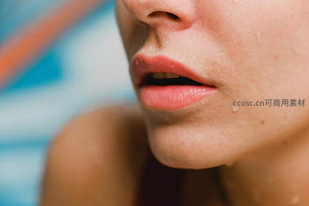 运动后水珠滑落，真实肌肤质感