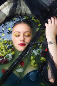 水中花影美人，闭目沉醉于花瓣环绕的静谧