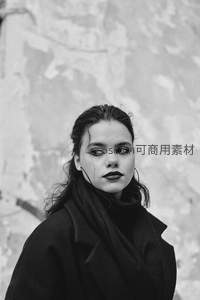 黑白光影中的冷艳女子