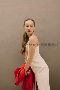 白裙红外套的时尚转身