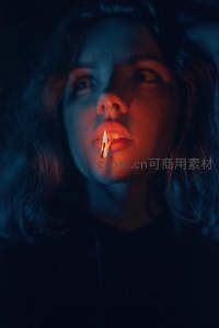 蓝光下的神秘女子口含火柴