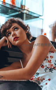 复古卷发女郎倚钢琴遐思