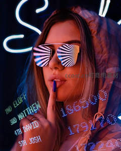 霓虹灯下戴发光墨镜的神秘女子