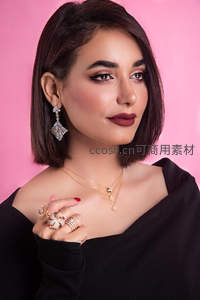 黑衣佳人佩戴璀璨珠宝优雅亮相