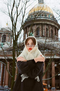 冬日圣彼得堡，红唇女子与金色穹顶