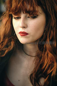 红发少女侧颜，雀斑与红唇的温柔