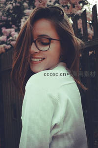 戴眼镜女孩回眸浅笑