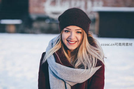 雪地里微笑的冬日少女