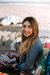 沙滩微笑的年轻女子享受悠闲时光
