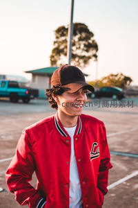红夹克少年停车场微笑街拍