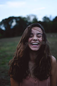 户外欢笑少女，自然洒脱惬意