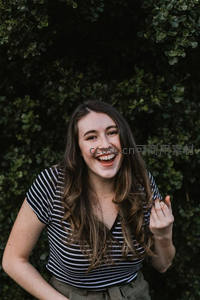 绿植前俏皮女孩，活力满满