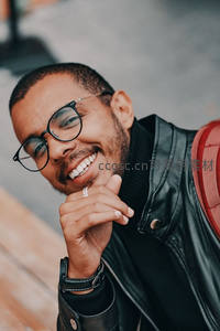 戴眼镜男士户外阳光下微笑