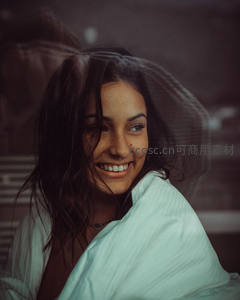 深色长发女子被薄纱笼罩微笑