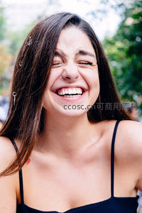 年轻女子户外开怀大笑
