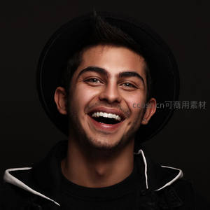 戴帽青年开怀大笑的活力瞬间