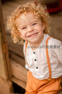 卷发萌娃绽放纯真笑容