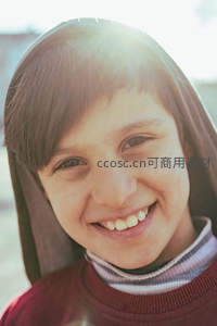 阳光下的男孩灿烂笑容