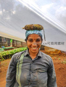 温室中微笑的农妇头顶包裹