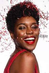 红彩纸飞舞中的欢笑女性