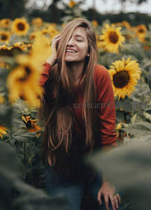 向日葵花海中微笑的少女