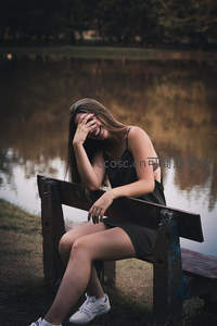 湖边长椅上的开怀大笑