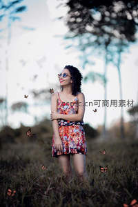 花丛中少女与蝴蝶共舞微笑