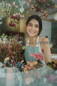 花店微笑少女，鲜花环绕温馨时刻