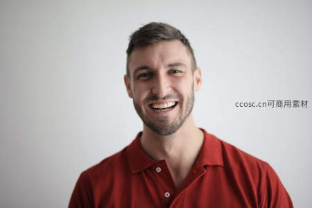 男士红色Polo衫微笑直视镜头
