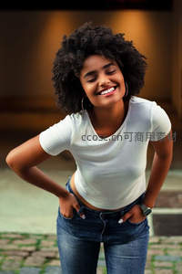黑人女孩闭着眼睛微笑