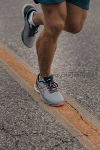 奔跑中的跑者腿部特写镜头