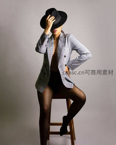 格纹西装帽檐下的神秘姿态