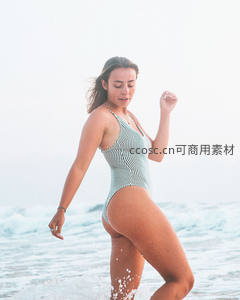 海边条纹泳衣的动感瞬间