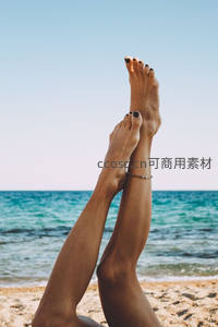 沙滩仰望蓝天的悠闲足尖