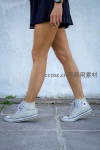 街头漫步的白色帆布鞋特写
