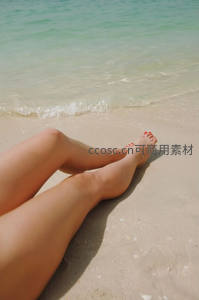 沙滩上的赤足，海浪轻抚脚踝