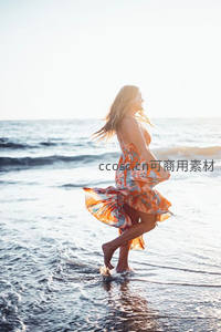 海边奔跑的少女，裙摆飞扬如花