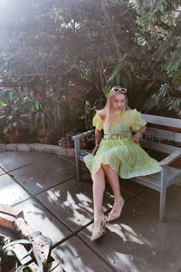 花园长椅上的黄裙少女