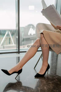 办公室内优雅女性专注阅读