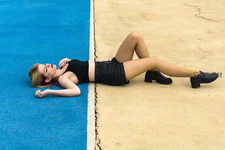 蓝黄跑道上的时尚躺姿