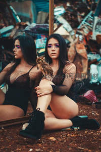 废墟中怀抱猫头鹰的神秘女子