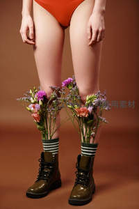 军靴配鲜花，个性混搭时尚