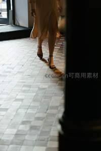 高跟鞋轻踏方砖，优雅步履如诗