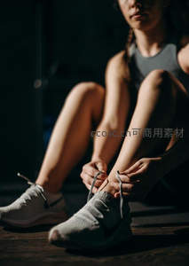 运动前系紧鞋带，专注准备每一刻
