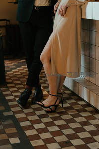 情侣依偎墙角，高跟与皮靴的浪漫邂逅