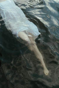 白衣女子漂浮水面，静谧如梦似幻