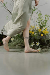 绿裙舞者踏花而行，自然与优雅的融合